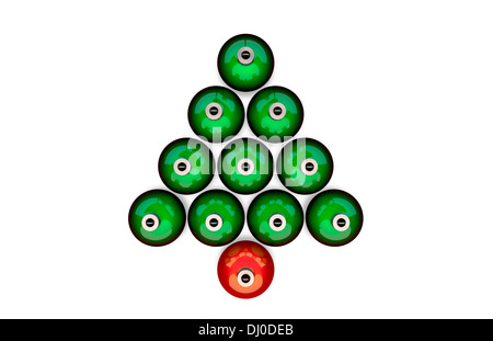 Ornements de vacances colorés disposés dans un arbre sur un fond blanc. Banque D'Images