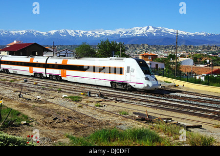 Renfe S-598 moyenne distance train quittant la gare, Guadix, Province de Grenade, Andalousie, Espagne, Europe de l'Ouest. Banque D'Images