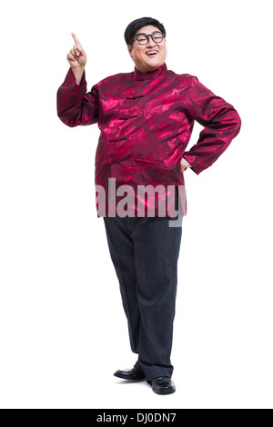 Heureux jeune homme en costume Tang pointing Banque D'Images