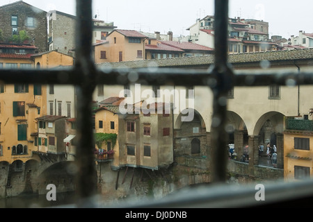 Ponte Vecchio vue à travers les barreaux aux fenêtres du corridor de Vasari dans la Galleria degli Uffizi à Florence, Italie Banque D'Images