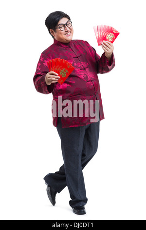 Jeune homme potelé avec des paquets rouge célébrant le Nouvel An chinois Banque D'Images