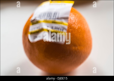 L'un Allemand orange avec code-barre montrant le poids et le prix en euros d'effet d'agitation Banque D'Images