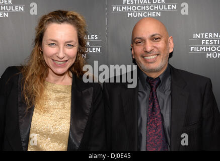 Munich, Allemagne. 17 novembre, 2013. Le directeur du festival Diana Iljine et directeur britannique Suri Krishnamma arrivent pour la cérémonie d'ouverture du 33e Festival International des écoles de cinéma à l'École de Cinéma de Munich à Munich, Allemagne, 17 novembre 2013. Le festival a lieu sous la devise "Le temps est maintenant'. Photo : Felix/Hoerhager dpa - PAS DE SERVICE DE FIL/dpa/Alamy Live News Banque D'Images