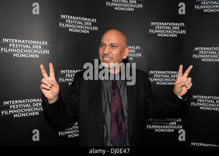 Munich, Allemagne. 17 novembre, 2013. Suri Krishnamma directeur britannique arrive pour la cérémonie d'ouverture du 33e Festival International des écoles de cinéma à l'École de Cinéma de Munich à Munich, Allemagne, 17 novembre 2013. Le festival a lieu sous la devise "Le temps est maintenant'. Photo : Felix/Hoerhager dpa - PAS DE SERVICE DE FIL/dpa/Alamy Live News Banque D'Images