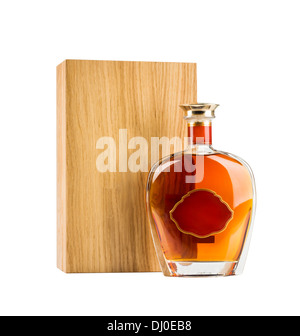 Bouteille de cognac exclusif avec boîte en bois isolé sur blanc paquet Banque D'Images