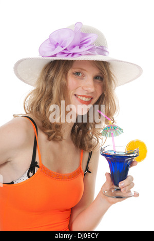 Young woman in bikini maillot orange et bleu avec cocktail au bar de la plage Banque D'Images