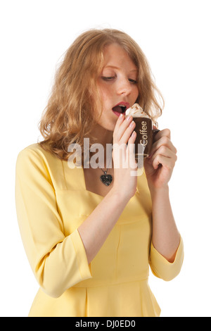 Attractive blonde woman drinking coffee sur fond blanc Banque D'Images