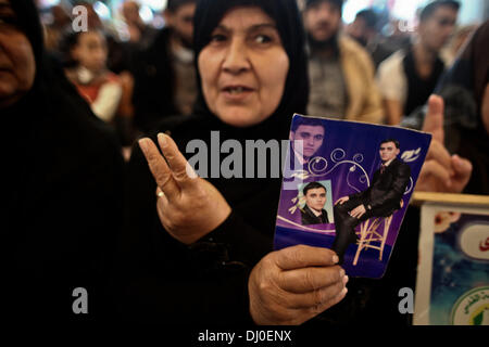 Gaza, Territoires palestiniens. 18 nov., 2013. Une femme palestinienne est titulaire d'une photo de son fils emprisonné au cours d'un rassemblement de solidarité avec les prisonniers, hebdomadaire dans les prisons israéliennes à la Croix Rouge Internationale à Gaza, le 18 novembre 2013.Photo : Ahmed Deeb/NurPhoto NurPhoto © Ahmed Deeb//ZUMAPRESS.com/Alamy Live News Banque D'Images