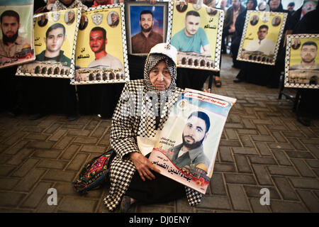 Gaza, Territoires palestiniens. 18 nov., 2013. Une femme palestinienne est titulaire d'une photo de son fils emprisonné au cours d'un rassemblement de solidarité avec les prisonniers, hebdomadaire dans les prisons israéliennes à la Croix Rouge Internationale à Gaza, le 18 novembre 2013.Photo : Ahmed Deeb/NurPhoto NurPhoto © Ahmed Deeb//ZUMAPRESS.com/Alamy Live News Banque D'Images