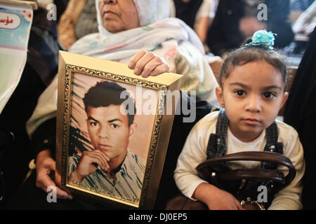 Gaza, Territoires palestiniens. 18 nov., 2013. Une femme palestinienne est titulaire d'une photo de son fils emprisonné au cours d'un rassemblement de solidarité avec les prisonniers, hebdomadaire dans les prisons israéliennes à la Croix Rouge Internationale à Gaza, le 18 novembre 2013.Photo : Ahmed Deeb/NurPhoto NurPhoto © Ahmed Deeb//ZUMAPRESS.com/Alamy Live News Banque D'Images