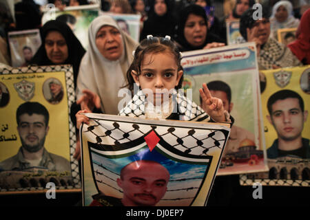 Gaza, Territoires palestiniens. 18 nov., 2013. Une fille palestinienne tient son oncle emprisonné photo lors d'un rassemblement de solidarité avec les prisonniers, hebdomadaire dans les prisons israéliennes à la Croix Rouge Internationale à Gaza, le 18 novembre 2013.Photo : Ahmed Deeb/NurPhoto NurPhoto © Ahmed Deeb//ZUMAPRESS.com/Alamy Live News Banque D'Images