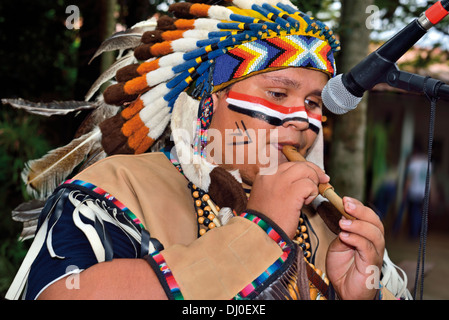 Le Brésil, le Parc National d'Iguaçu : Hugo Jr. jouant la musique traditionnelle dans la région de indio outfit Banque D'Images