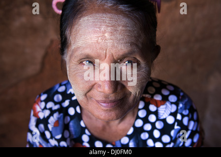 Portrait de vieille femme féminine senior birmans au Myanmar Banque D'Images