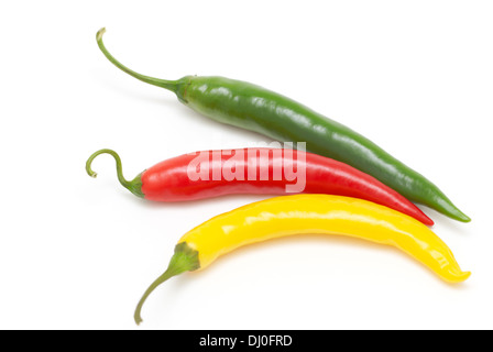 Piments colorés sur fond blanc Banque D'Images