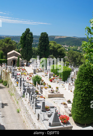 Juste à l'extérieur des murs du cimetière de la colline de la ville médiévale de St Paul de Vence, Provence, France, Europe Banque D'Images