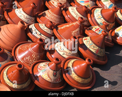 Tajines d'argile au Maroc sur le marché Banque D'Images