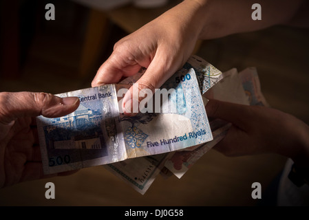 Note Trésorerie Devises Moyen-Orient Asie change de mains. De l'argent Banque D'Images