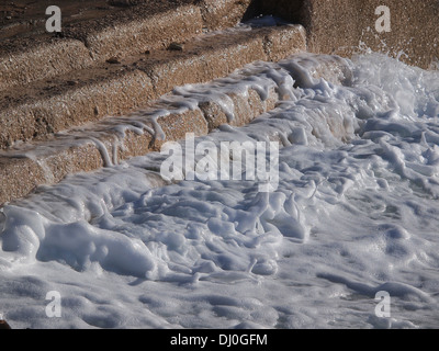 Briser la mer sauvage dans l'escalier Banque D'Images