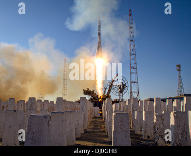 La fusée Soyouz TMA-11M lance une expédition avec commandant de Soyouz 38 Mikhail Tyurin de Roscosmos, mécanicien de Rick Mastracchio et ingénieur de vol de la NASA Koichi Wakata de l'Agence japonaise d'exploration aérospatiale à bord 7 novembre 2013 au cosmodrome de Baïkonour, au Kazakhstan. Tiourine, Mastracchio, et, Wakata passera les six mois à bord de la Station spatiale internationale. Banque D'Images