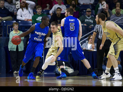 South Bend, Indiana, USA. 17 novembre, 2013. 17 novembre 2013, la garde de l'état de l'Indiana : Manny Arop (3) dribble le ballon comme Notre Dame de l'avant Pat Connaughton (24) lutte à travers l'écran au cours de l'action de jeu de basket-ball de NCAA entre la Cathédrale Notre Dame Fighting Irish et l'état de l'Indiana à Platanes Purcell Pavilion à Joyce Center à South Bend, Indiana. Notre Dame de l'état d'indiana défait 83-70. © csm/Alamy Live News Banque D'Images