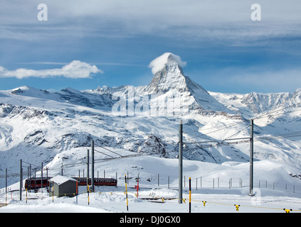 ZERMATT - le 17 janvier : train rouge montée au pied de la station de Gornergrat le 17 janvier 2013 à Zermatt, Suisse. Le Gornergrat Banque D'Images