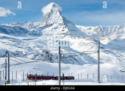 ZERMATT - le 17 janvier : train rouge montée au pied de la station de Gornergrat le 17 janvier 2013 à Zermatt, Suisse. Le Gornergrat Banque D'Images