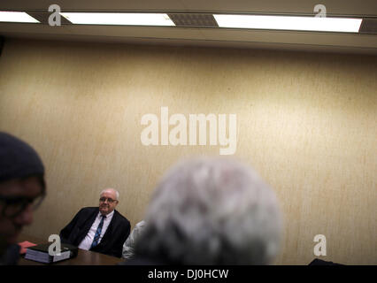 Cologne, Allemagne. 18 nov., 2013. Mehmet Défendeur D. (caché) s'assoit à côté de son avocat Gottfried Reims (C) à la cour de district de Cologne, Allemagne, 18 novembre 2013. Les 47 ans a pris en otage de la directrice d'une garderie en avril 2013 et grièvement blessé lui avec un couteau. Photo : OLIVER BERG/dpa/Alamy Live News Banque D'Images