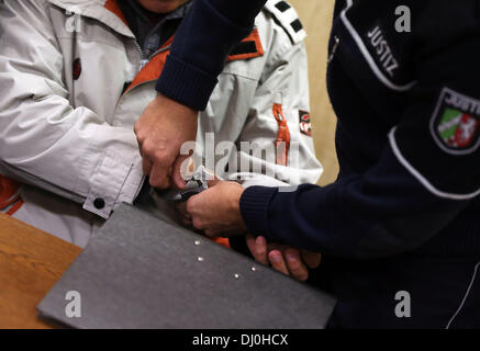 Cologne, Allemagne. 18 nov., 2013. Mehmet Défendeur D. est uncuffed au tribunal de district de Cologne, Allemagne, 18 novembre 2013. Les 47 ans a pris en otage de la directrice d'une garderie en avril 2013 et grièvement blessé lui avec un couteau. Photo : OLIVER BERG/dpa/Alamy Live News Banque D'Images