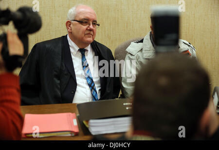 Cologne, Allemagne. 18 nov., 2013. Mehmet Défendeur D. (R, cachés) s'assoit à côté de son avocat Gottfried Reims (L) à la cour de district de Cologne, Allemagne, 18 novembre 2013. Les 47 ans a pris en otage de la directrice d'une garderie en avril 2013 et grièvement blessé lui avec un couteau. Photo : OLIVER BERG/dpa/Alamy Live News Banque D'Images