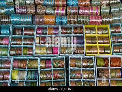 Verre indiens bangles sur une échoppe de marché en Inde Banque D'Images