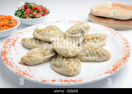 Gyoza à la vapeur (Jiaozi) une boulette chinoise Banque D'Images