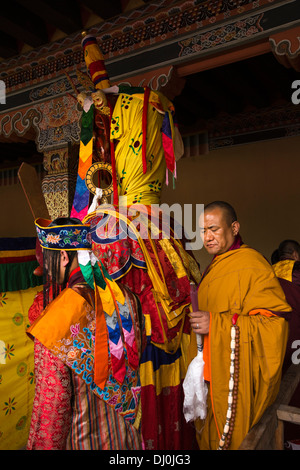 Le Bhoutan, Thimphu Dzong, Tsechu annuel, des moines la préparation de Shinje Chhogyel le seigneur de la mort Banque D'Images