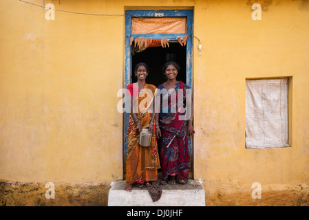Village deux femme debout dans leur chambre porte en riant. L'Andhra Pradesh, Inde Banque D'Images