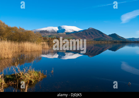 Snow-capped Skiddaw, Ullock Pike et Dodd reflétée dans le miroir-comme le lac Bassenthwaite, Automne, Lake District, Cumbria, Royaume-Uni Banque D'Images