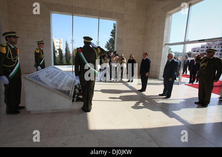 Ramallah, Cisjordanie, territoire palestinien. 18 nov., 2013. Le Président français François Hollande présente ses respects après dépôt d'une couronne sur la tombe du regretté dirigeant palestinien Yasser Arafat, dans la ville de Ramallah, en Cisjordanie, le lundi, Novembre 18, 2013. Hollande devrait rencontrer les dirigeants palestiniens pour des discussions sur les négociations de paix troublée, dans le cadre de sa visite officielle de trois jours en Israël et dans les territoires palestiniens. Le président palestinien Mahmoud Abbas est à droite en arrière-plan Crédit : Issam Rimawi APA/Images/ZUMAPRESS.com/Alamy Live News Banque D'Images