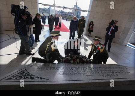 Ramallah, Cisjordanie, territoire palestinien. 18 nov., 2013. Le Président français François Hollande présente ses respects après dépôt d'une couronne sur la tombe du regretté dirigeant palestinien Yasser Arafat, dans la ville de Ramallah, en Cisjordanie, le lundi, Novembre 18, 2013. Hollande devrait rencontrer les dirigeants palestiniens pour des discussions sur les négociations de paix troublée, dans le cadre de sa visite officielle de trois jours en Israël et dans les territoires palestiniens. Le président palestinien Mahmoud Abbas est à droite en arrière-plan Crédit : Issam Rimawi APA/Images/ZUMAPRESS.com/Alamy Live News Banque D'Images