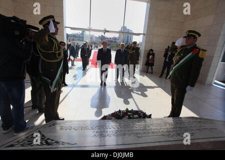 Ramallah, Cisjordanie, territoire palestinien. 18 nov., 2013. Le Président français François Hollande présente ses respects après dépôt d'une couronne sur la tombe du regretté dirigeant palestinien Yasser Arafat, dans la ville de Ramallah, en Cisjordanie, le lundi, Novembre 18, 2013. Hollande devrait rencontrer les dirigeants palestiniens pour des discussions sur les négociations de paix troublée, dans le cadre de sa visite officielle de trois jours en Israël et dans les territoires palestiniens. Le président palestinien Mahmoud Abbas est à droite en arrière-plan Crédit : Issam Rimawi APA/Images/ZUMAPRESS.com/Alamy Live News Banque D'Images