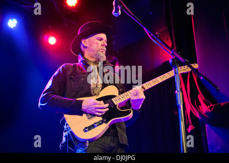 Manchester, UK. 17 novembre 2013. La télévision nous rock band en concert à Manchester Academy. Le guitariste Jimmy Rip. Banque D'Images