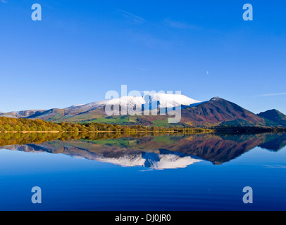 Snow-capped Skiddaw, Ullock Pike et Dodd reflétée dans le miroir-comme le lac Bassenthwaite, Automne, Lake District, Cumbria, Royaume-Uni Banque D'Images