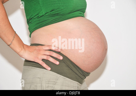 Femme, neuvième mois de grossesse Autorisation Modèle disponible Banque D'Images