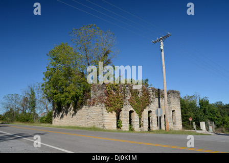 Château Bois D'Arc, l'abandon de l'usine abandonnée coffin et mortuaires au Missouri sur la vieille Route 66 Banque D'Images