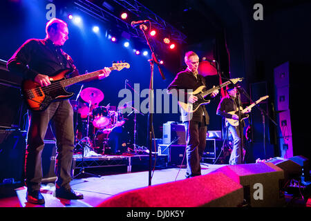 Manchester, UK. 17 novembre 2013. La télévision nous rock band en concert à Manchester Academy. Fred Smith (basse), Tom Verlaine et Jimmy Rip (guitares). Banque D'Images