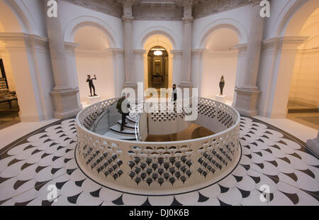 Londres, Royaume-Uni. 18 novembre 2013. La Tate Britain est dévoilé au public le 19 novembre 2013. La transformation de la partie la plus ancienne de l'édifice Millbank Grade II a été réalisée par les architectes Caruso St John. 45 m£ Le projet comprend : Réouverture de l'entrée principale sur Millbank et l'adjonction de nouveaux escalier intérieur l'entrée ouvre l'accès à de nouveaux espaces publics ci-dessous. Photo : bas/Alamy Live News Note : usage éditorial uniquement. Banque D'Images