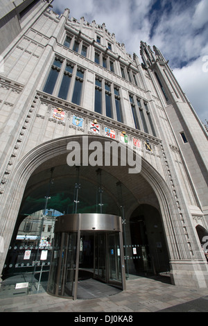 Ville d'Aberdeen, en Écosse. Vue pittoresque de l'entrée principale du collège Marischal Museum et de Broad Street. Banque D'Images