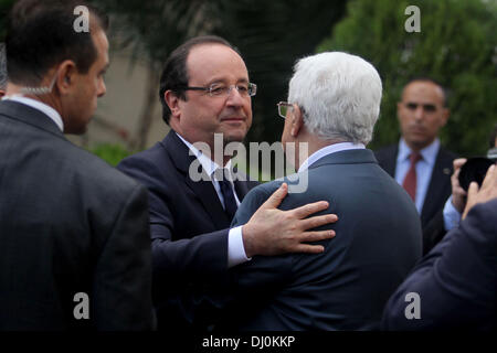 Ramallah, Cisjordanie, territoire palestinien. 18 nov., 2013. Le Président français François Hollande quitte la ville cisjordanienne de Ramallah , 18 novembre 2013. Hollande est sur une visite de trois jours en Israël et l'Autorité palestinienne, sa première visite dans la région depuis son entrée en fonction Crédit : Issam Rimawi APA/Images/ZUMAPRESS.com/Alamy Live News Banque D'Images