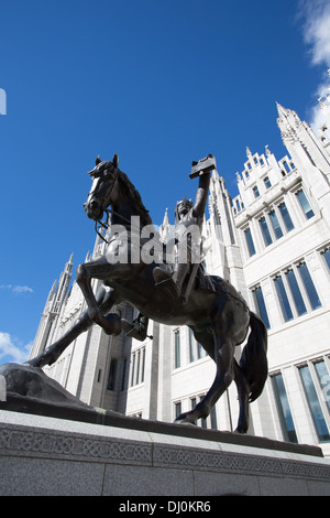 Ville d'Aberdeen, en Écosse. L'Alan Beattie Herriot statue équestre en bronze du roi Robert the Bruce détenant une charte. Banque D'Images