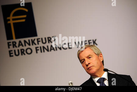 Francfort-sur-Main, Allemagne. 18 nov., 2013. Deutsche Bank co-chef Jürgen Fitschen parle lors d'un événement de la 'Zone euro Finances Week' à Francfort-sur-Main, Allemagne, 18 novembre 2013. La 16e semaine Euro Finances aura lieu du 18 au 22 novembre 2013 et est considérée comme la plus importante réunion de l'industrie des finances et de l'assurance en Europe. Photo : DANIEL REINHARDT/dpa/Alamy Live News Banque D'Images