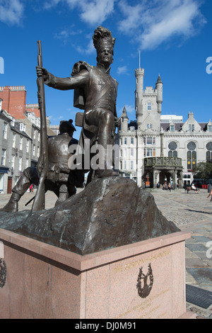 Ville d'Aberdeen, en Écosse. La sculpture de Mark Richards the Gordon Highlanders avec Mercat Cross dans l'arrière-plan. Banque D'Images