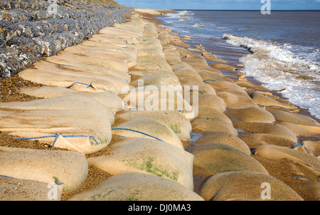 Les tempêtes d'hiver ont supprimé les défenses maritimes exposés et de galets sur la côte à Aldeburgh, dans le Suffolk, en Angleterre, Novembre 2013 Banque D'Images