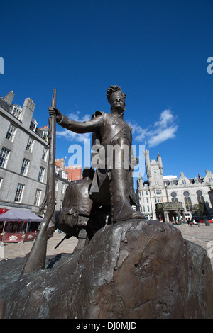 Ville d'Aberdeen, en Écosse. La sculpture de Mark Richards the Gordon Highlanders avec Mercat Cross dans l'arrière-plan. Banque D'Images